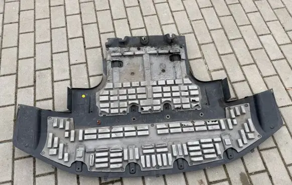 Audi Q7 4L Engine splash shield/under tray 7L8825437