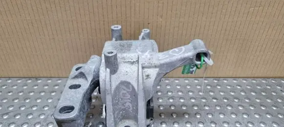 Engine mount vacuum valve