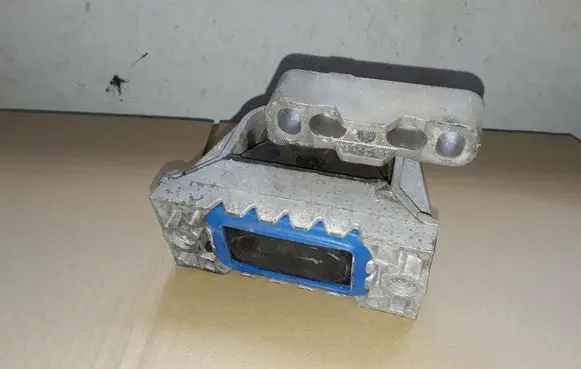 Volkswagen PASSAT B7 Engine mount bracket 1K0199262CR