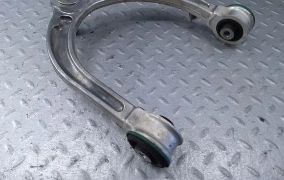 Land Rover Defender Front lower control arm/wishbone L8B23091AA LR130403