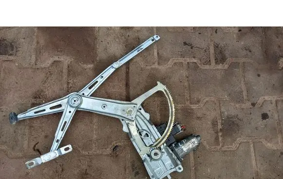 Opel Zafira B Front door window regulator with motor 