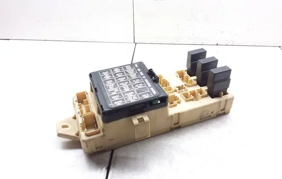 Subaru Legacy Relay mounting block 910704