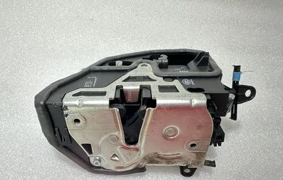 BMW 5 E60 E61 Front door lock 7059973