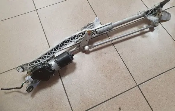 Mitsubishi Lancer VIII Front wiper linkage and motor 8929B076
