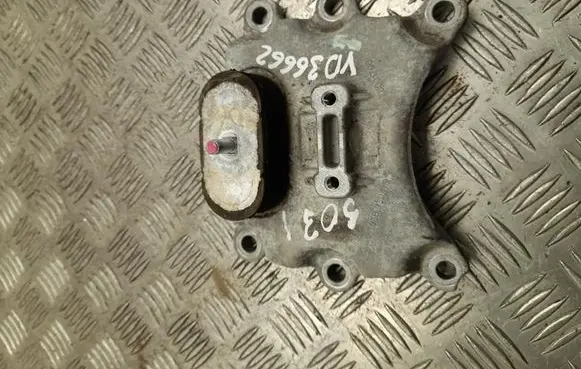 Engine mounting bracket