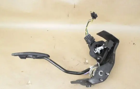 Toyota Corolla E120 E130 Accelerator throttle pedal 8928152021 07014 1983003041