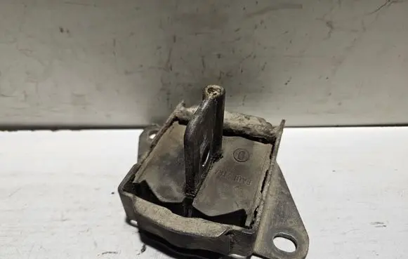 Renault Espace II Gearbox mount 7700768011