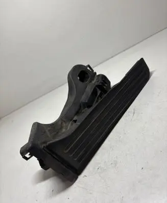 Accelerator throttle pedal