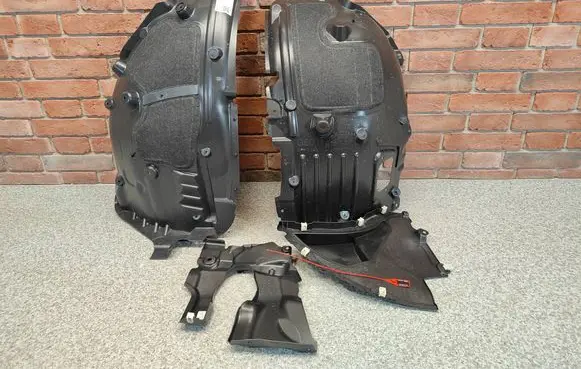 Front wheel arch liner splash guards