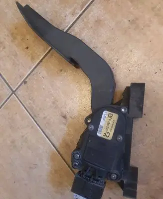 Accelerator throttle pedal