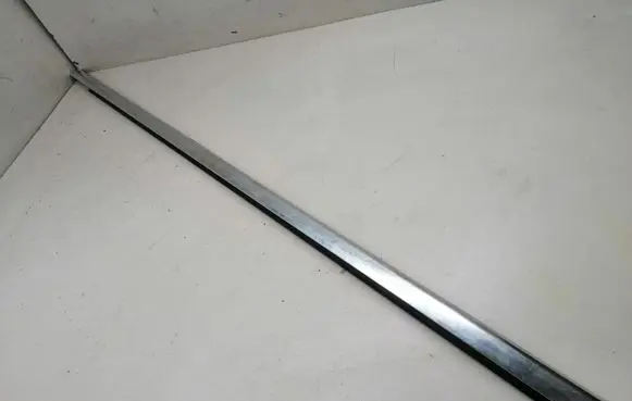 Volkswagen PASSAT B6 Front door trim bar 3C4837478