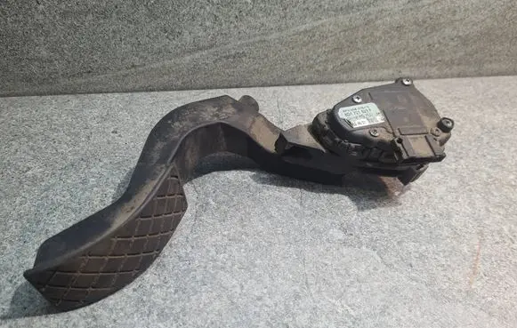 Volkswagen PASSAT B5 Accelerator throttle pedal 8D1721523F