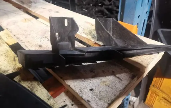 Audi Q7 4L Front bumper mounting bracket 4L0807333