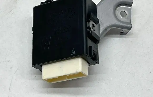 Toyota Land Cruiser (J150) Window wiper relay 8594060120 4230002290