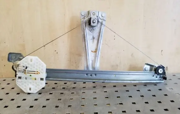 Rear door manual window regulator