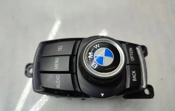 Head unit multimedia control