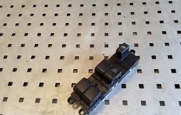 Nissan Qashqai Electric window control switch 25401BR00A