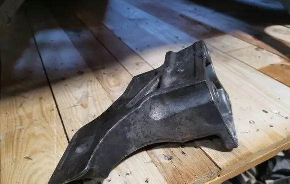Land Rover Range Rover Sport L320 Engine mounting bracket