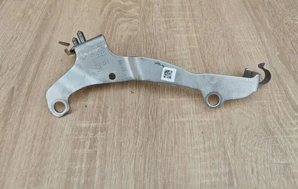 Oil filter mounting bracket