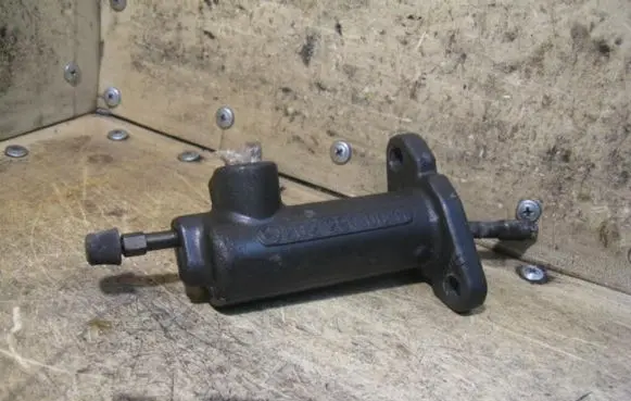 Clutch slave cylinder
