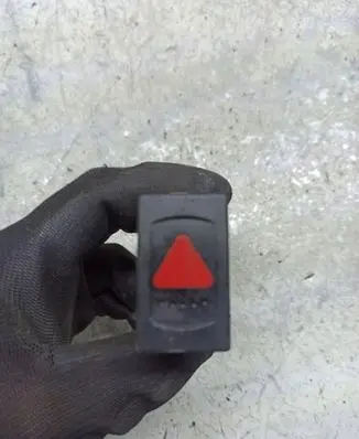 Volkswagen PASSAT B5.5 Hazard light switch 3B0953235C