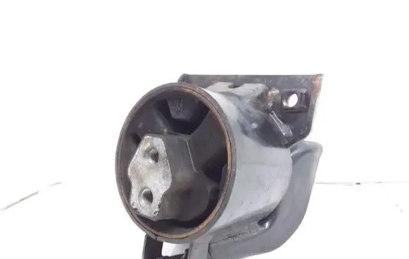 Hyundai Getz Engine mount bracket