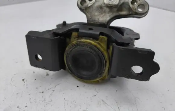 Citroen DS3 Engine mount bracket 9681706580