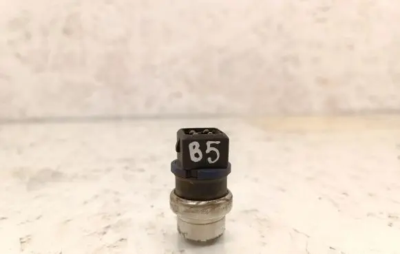 Volkswagen PASSAT B5 Coolant temperature sensor 
