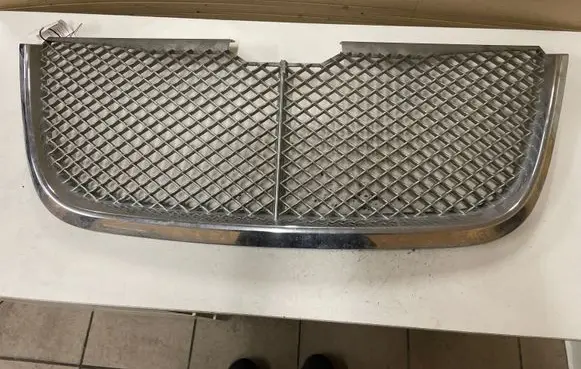 Chrysler Grand Voyager V Front bumper upper radiator grill