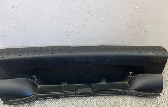 Trunk/boot sill cover protection