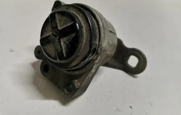 Ford Mondeo Mk III Engine mount bracket