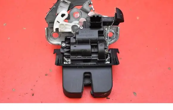 Skoda Fabia Mk1 (6Y) Tailgate/trunk/boot lock/catch/latch 8R0827505A