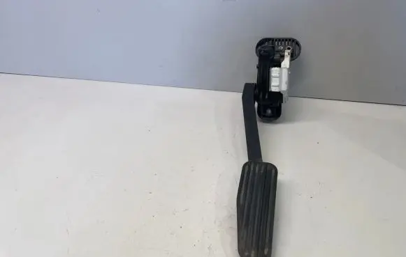Volvo V70 Accelerator throttle pedal 9496821