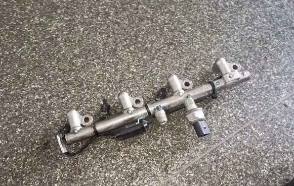 Mercedes-Benz SLK R172 Fuel main line pipe A2710705495