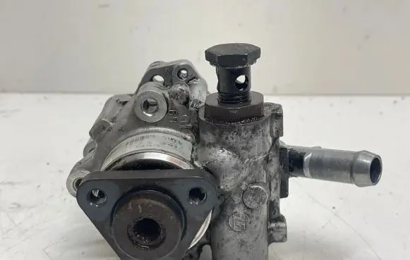 BMW 1 E81 E87 Power steering pump 7662974