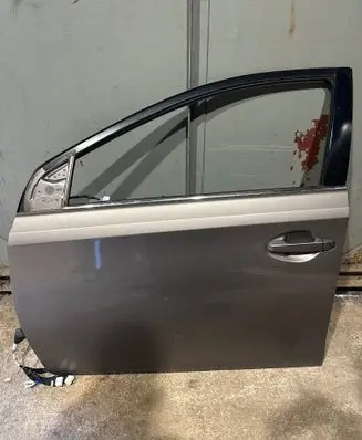 Toyota Auris E180 Front door