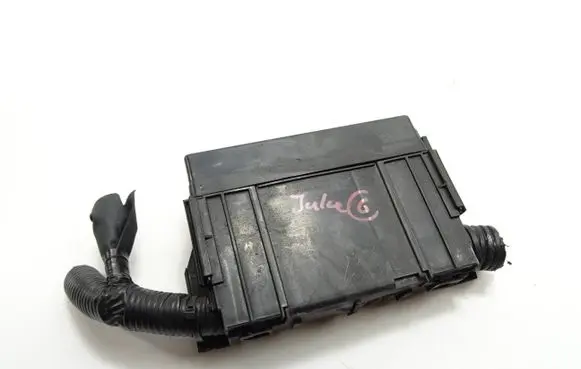 Nissan Juke I F15 Relay mounting block 