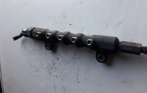Toyota Avensis T250 Fuel distributor 