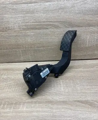 Audi A4 S4 B5 8D Accelerator throttle pedal 8D1721523F 6PV008376