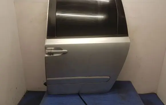 KIA Carnival Rear door