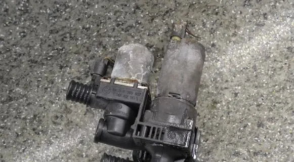 BMW 3 E46 Coolant heater control valve 64118369807 1147412149
