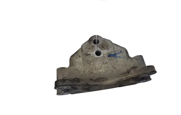 Volkswagen Touareg I Engine mounting bracket 7L6399649E