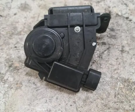 Toyota Auris 150 Loading door lock 
