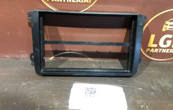 Volkswagen Golf V Radio/GPS head unit trim 