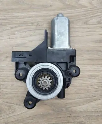Volvo XC70 Front door window regulator motor 1174077B