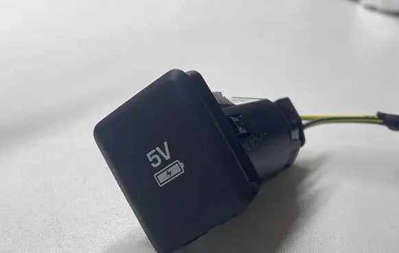 Land Rover Range Rover Sport L494 USB socket connector JPLA19010CA 20171114 XGGT3