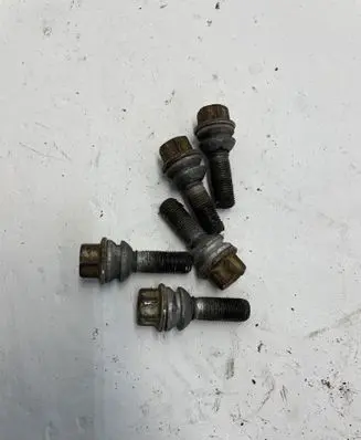 Volkswagen Touareg I Nuts/bolts 