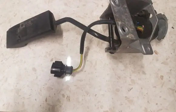 Audi A6 S6 C4 4A Accelerator throttle pedal 4A1721653B 028907475B
