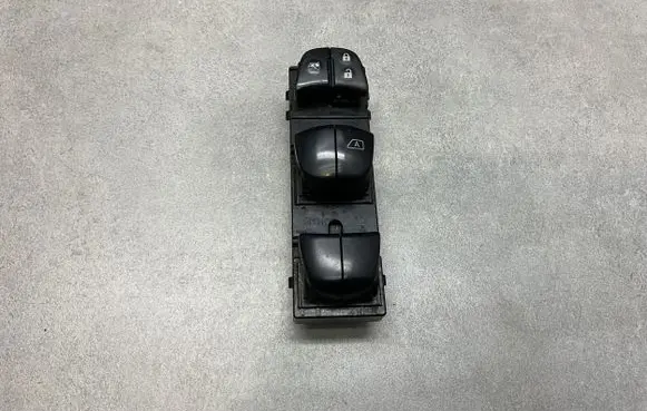 Nissan Qashqai Electric window control switch