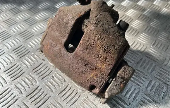 Volkswagen PASSAT B7 Front brake caliper